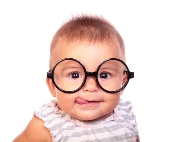 simpatico bambino con grandi occhiali da vista tondi