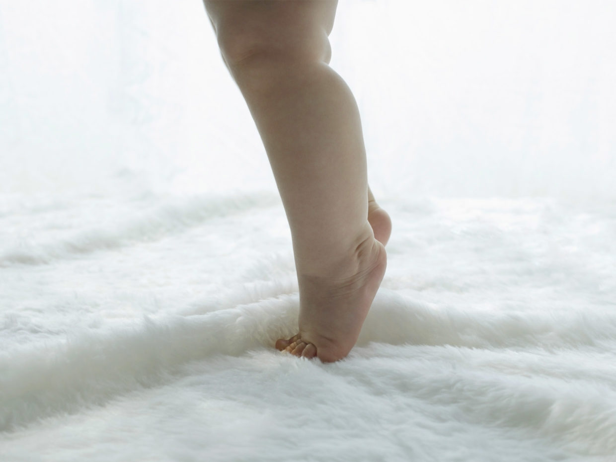 gambe di neonato sulla punta dei piedi