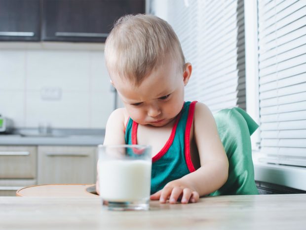 bambino non vuole bere il bicchiere di latte