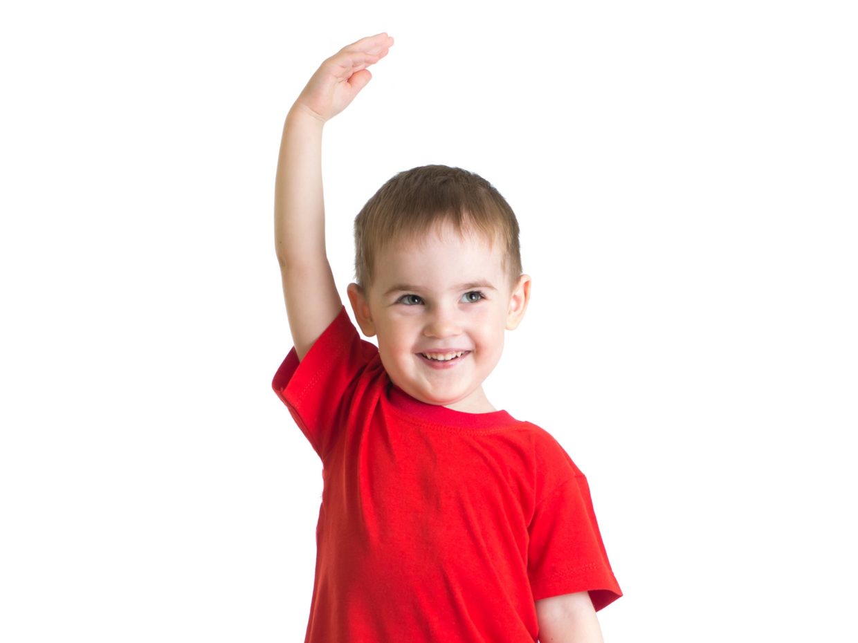 bambino con la maglietta rossa misura con il braccio la sua altezza