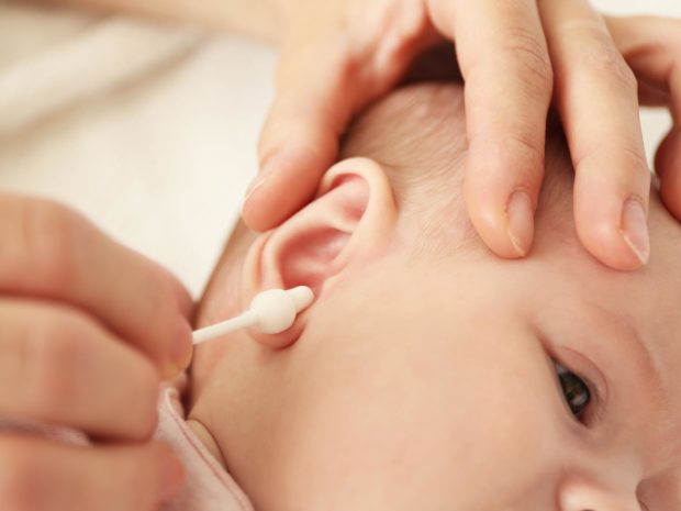 uso del cotton fioc per pulizia orecchio del neonato