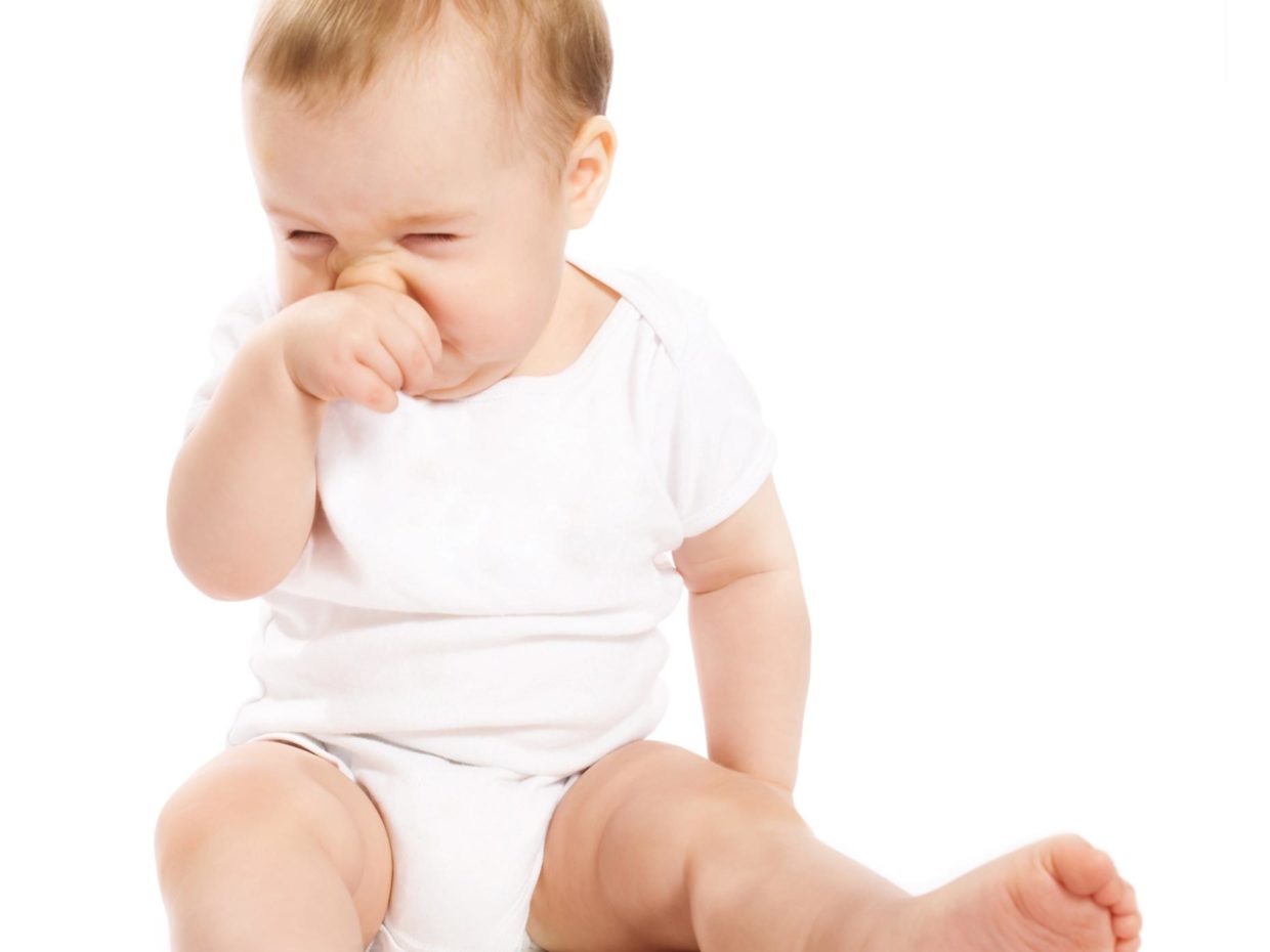 neonato si tocca il naso irritato