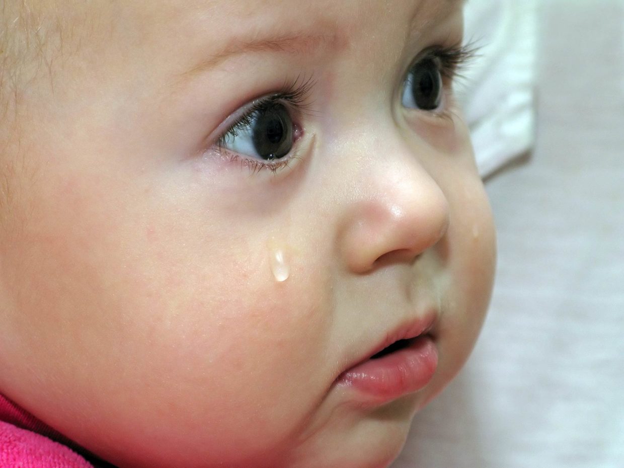 lacrimazione degli occhi di un neonato