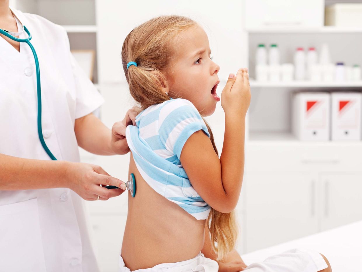bambina tossisce durante visita pediatrica