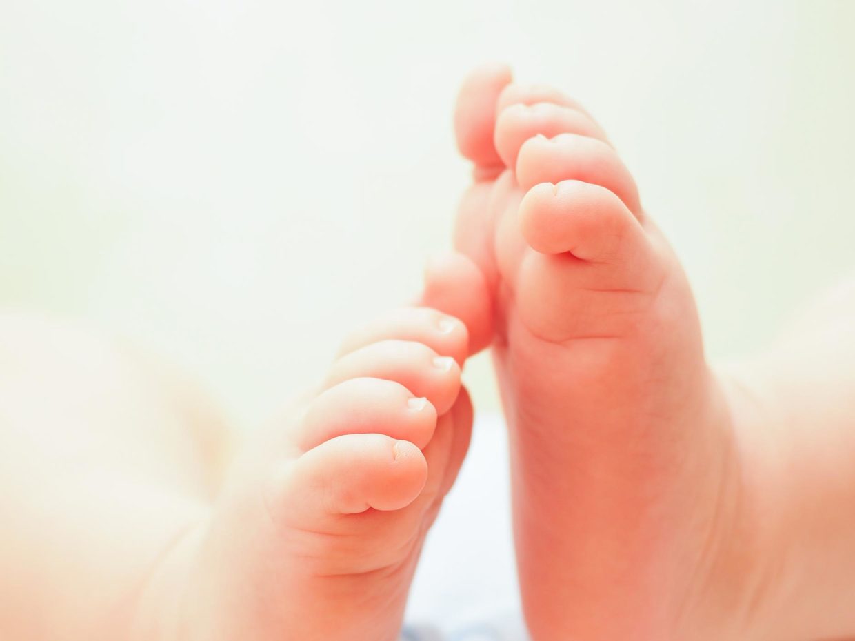 piedi di neonato che si toccano tra loro