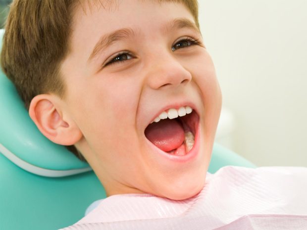 bambino con bocca aperta per visita dentistica