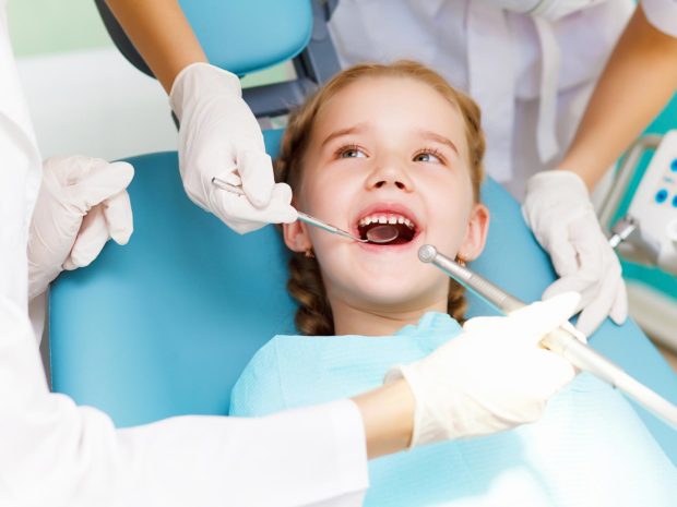 bambina in visita dal dentista