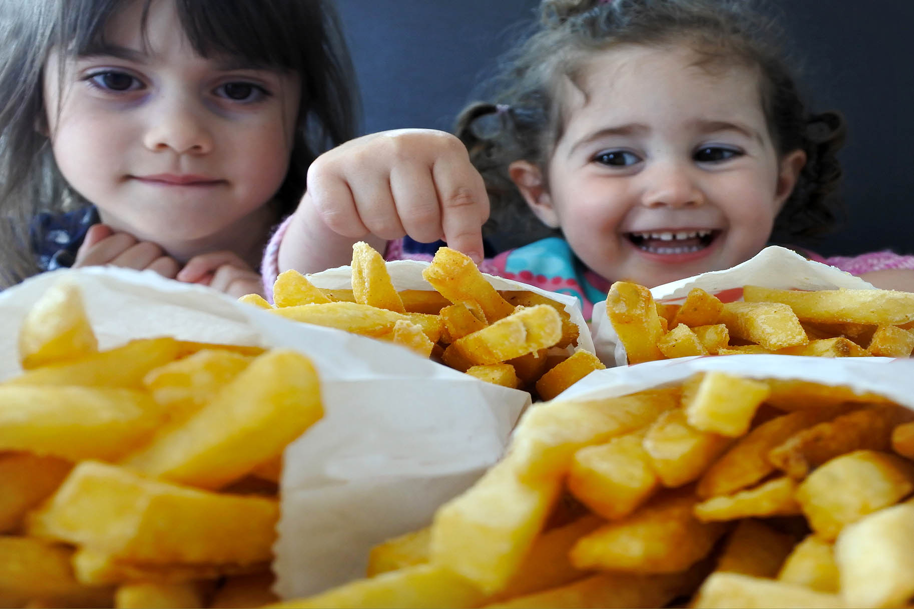 piccole bambini mangiano le patatine fritte