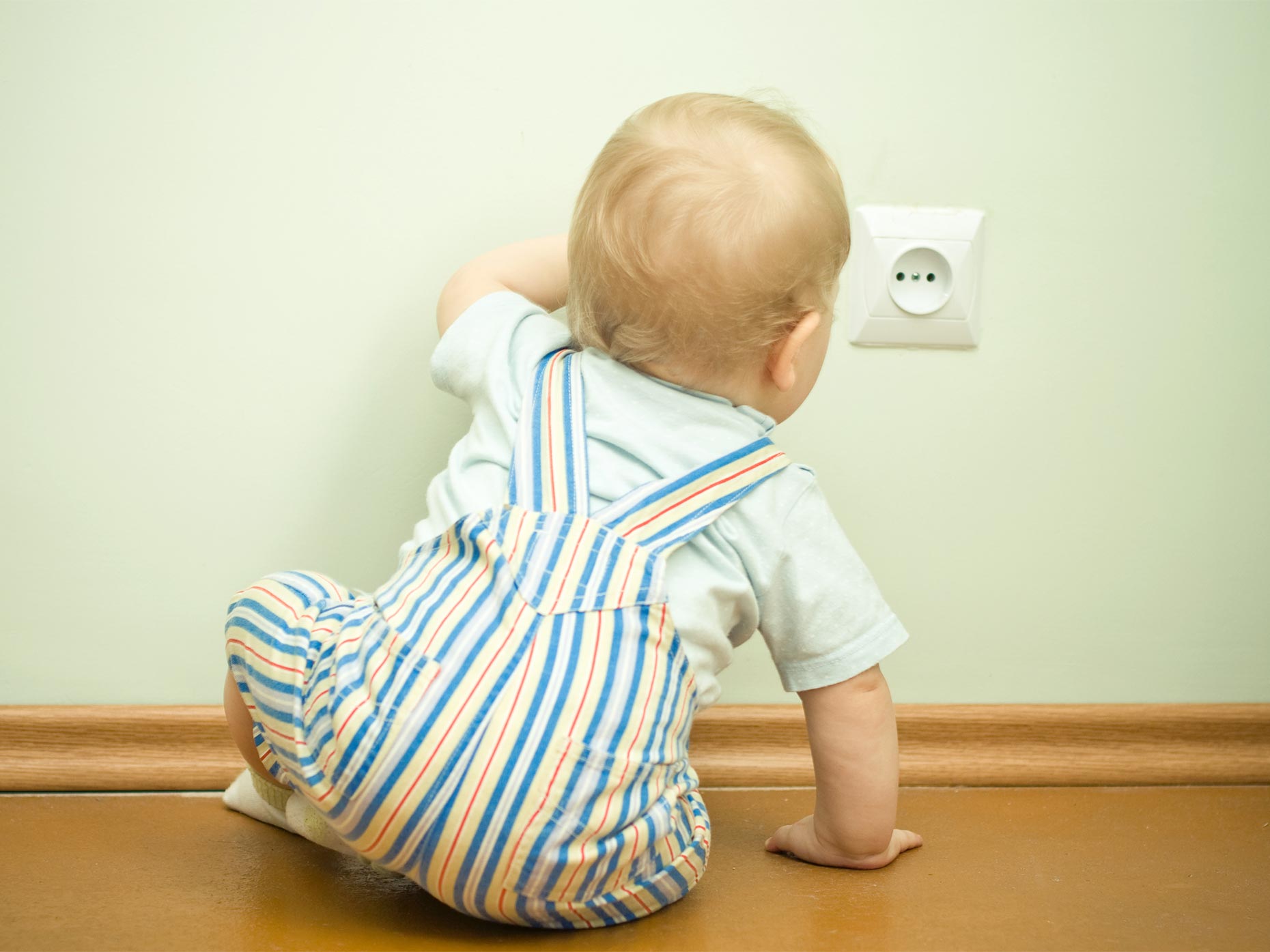 Come prevenire gli incidenti domestici dei bambini da scossa elettrica -  Amico Pediatra
