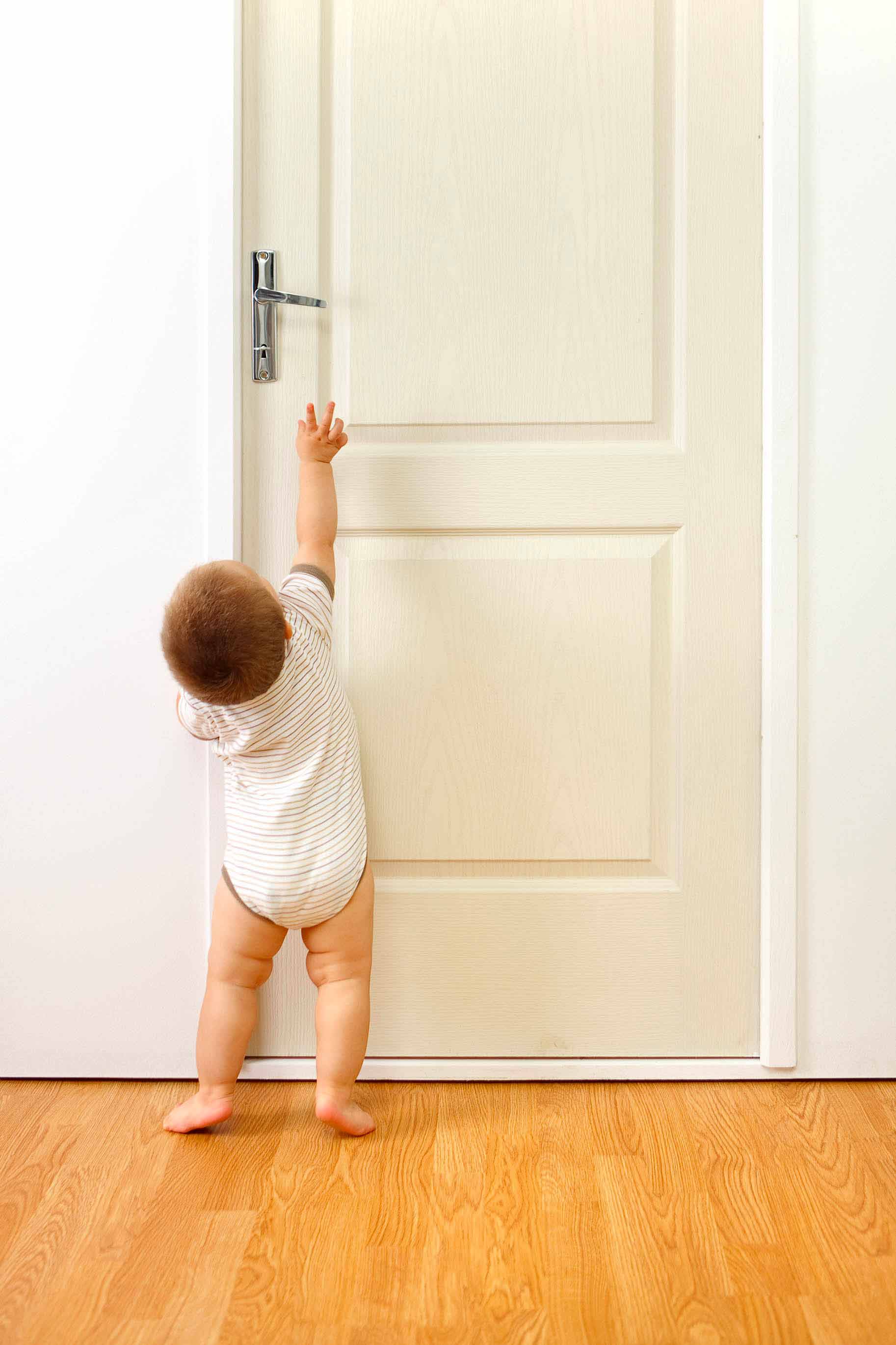 bambino prova ad aprire una porta