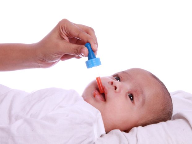 esecuzione di vaccinazione ad un neonato per via orale
