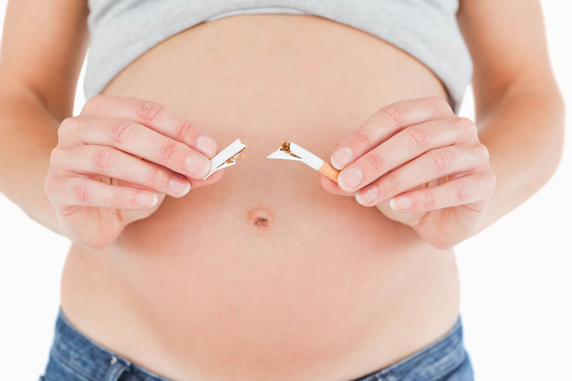 donna incinta spezza una sigaretta