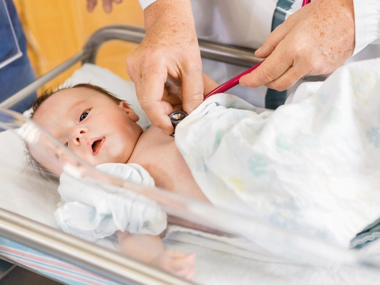prima visita medica di un neonato in ospedale