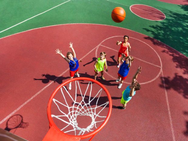 gruppo di ragazzi giocano a basketball all'aperto