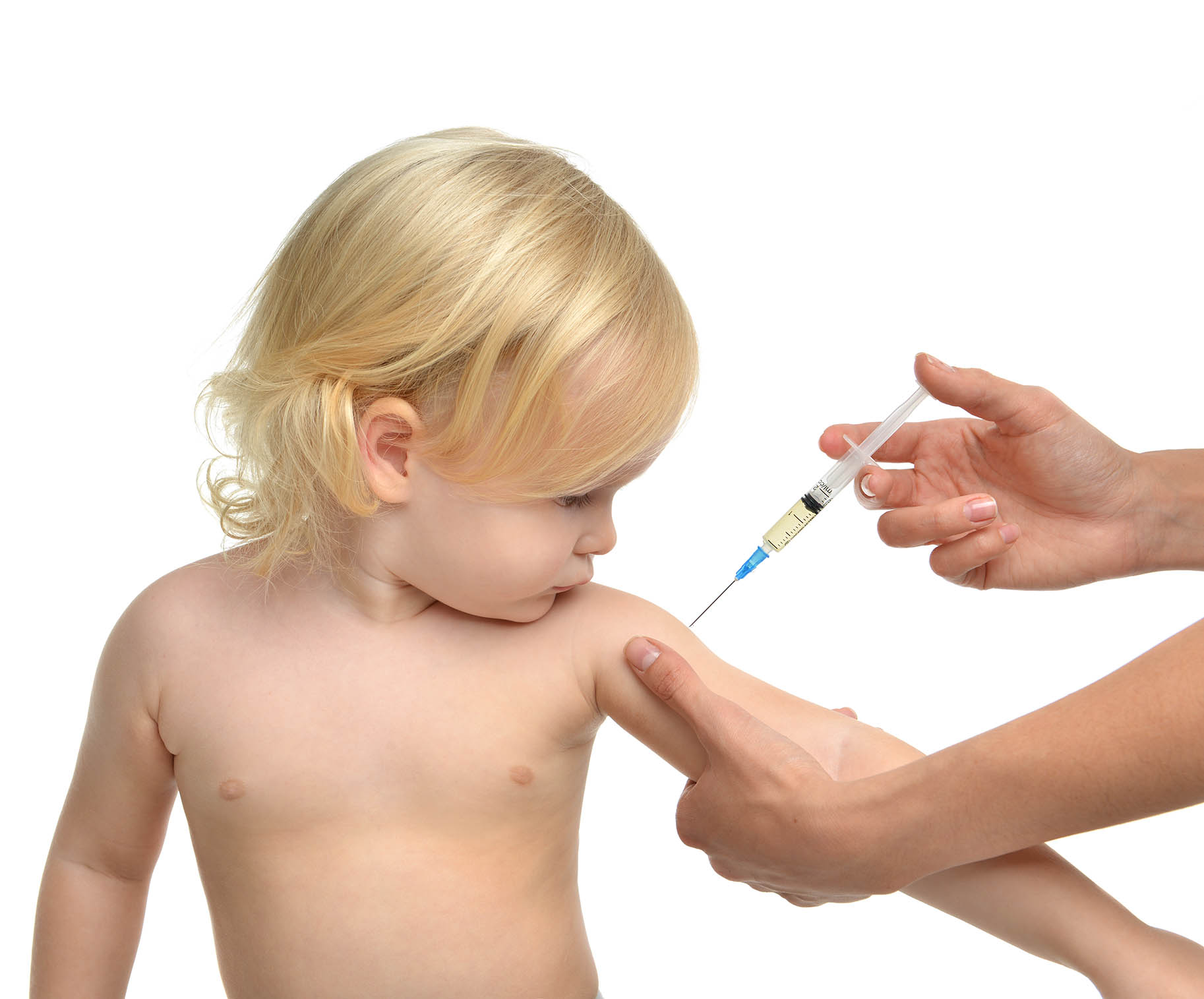 bambina bionda guarda la siringa utilizzata per la vaccinazione
