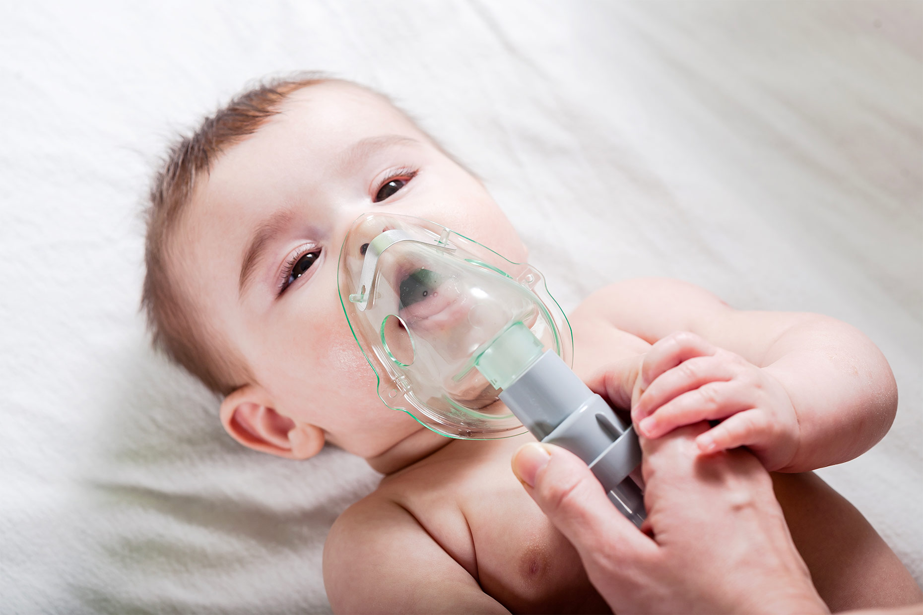 neonato utilizza mascherina per aerosol