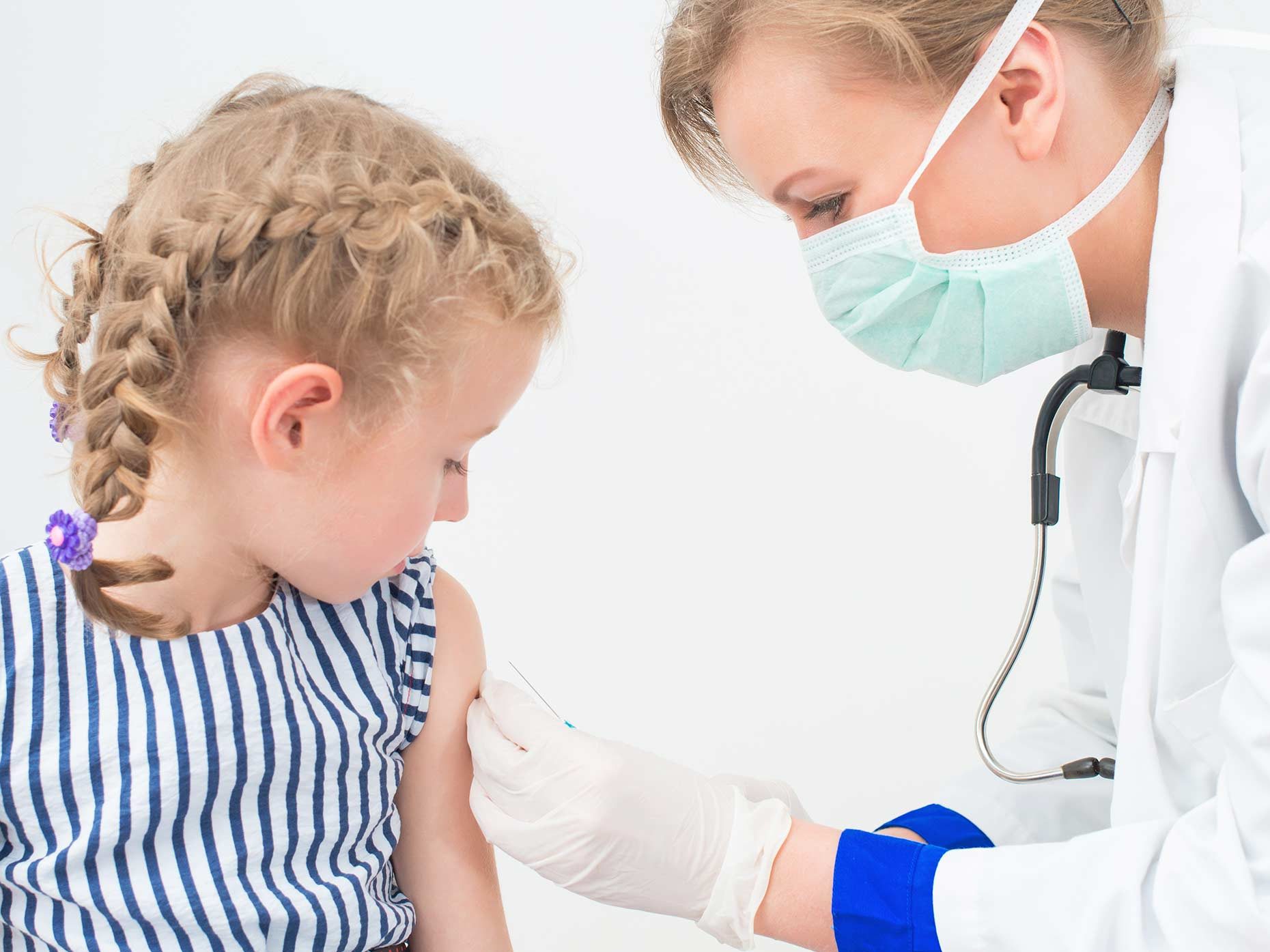 bambina bionda viene vaccinata dalla pediatra