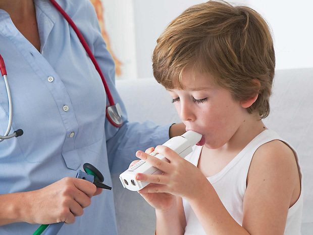 bambino svolge il test per l'asma