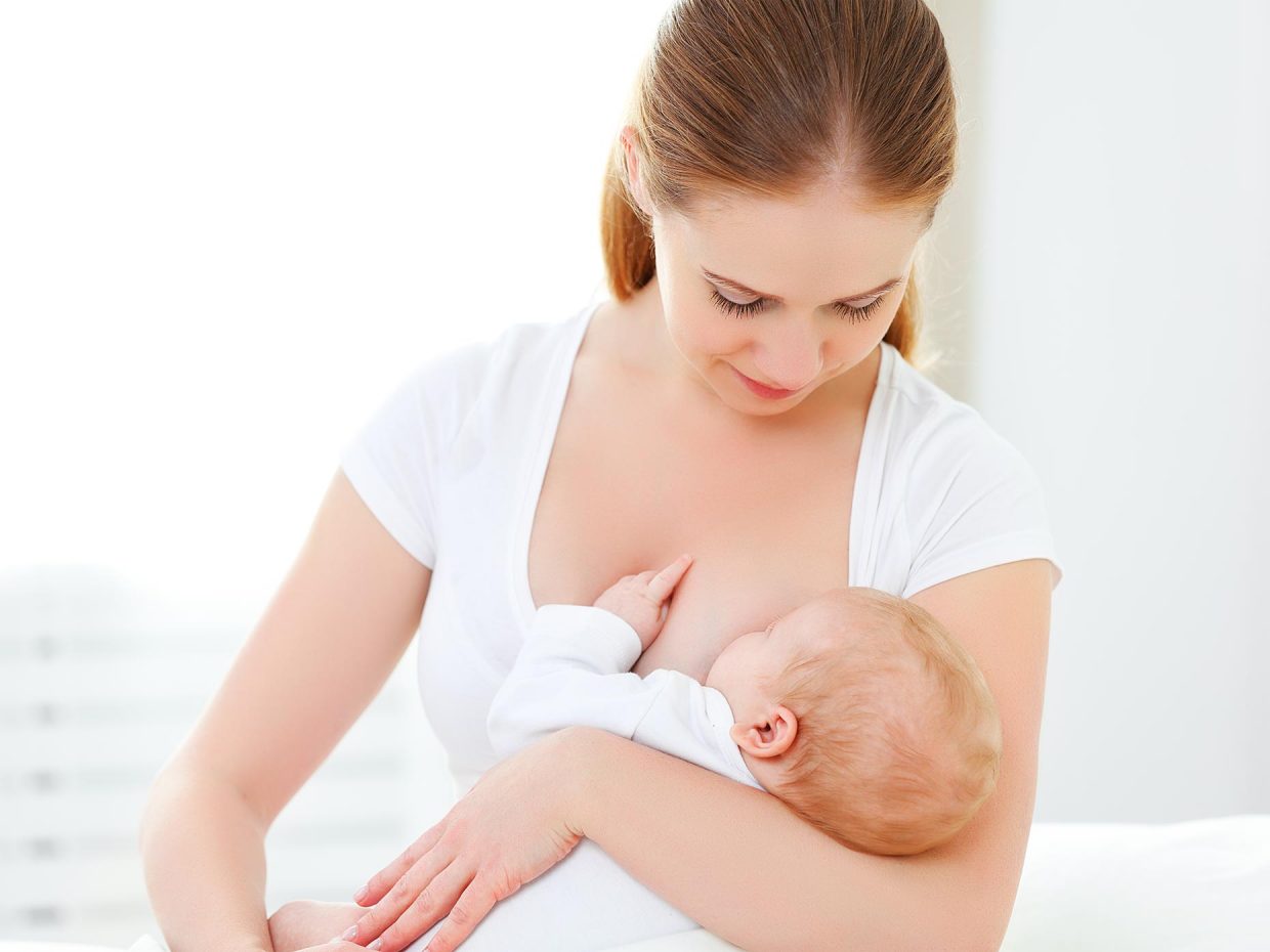 giovane donna allatta al seno il bebè