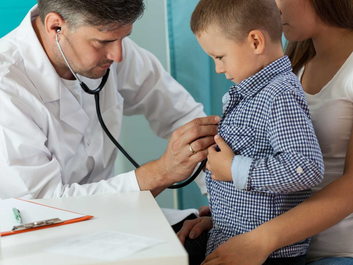 pediatra utilizza lo stetoscopio per auscultare il battito cardiaco di un bambino