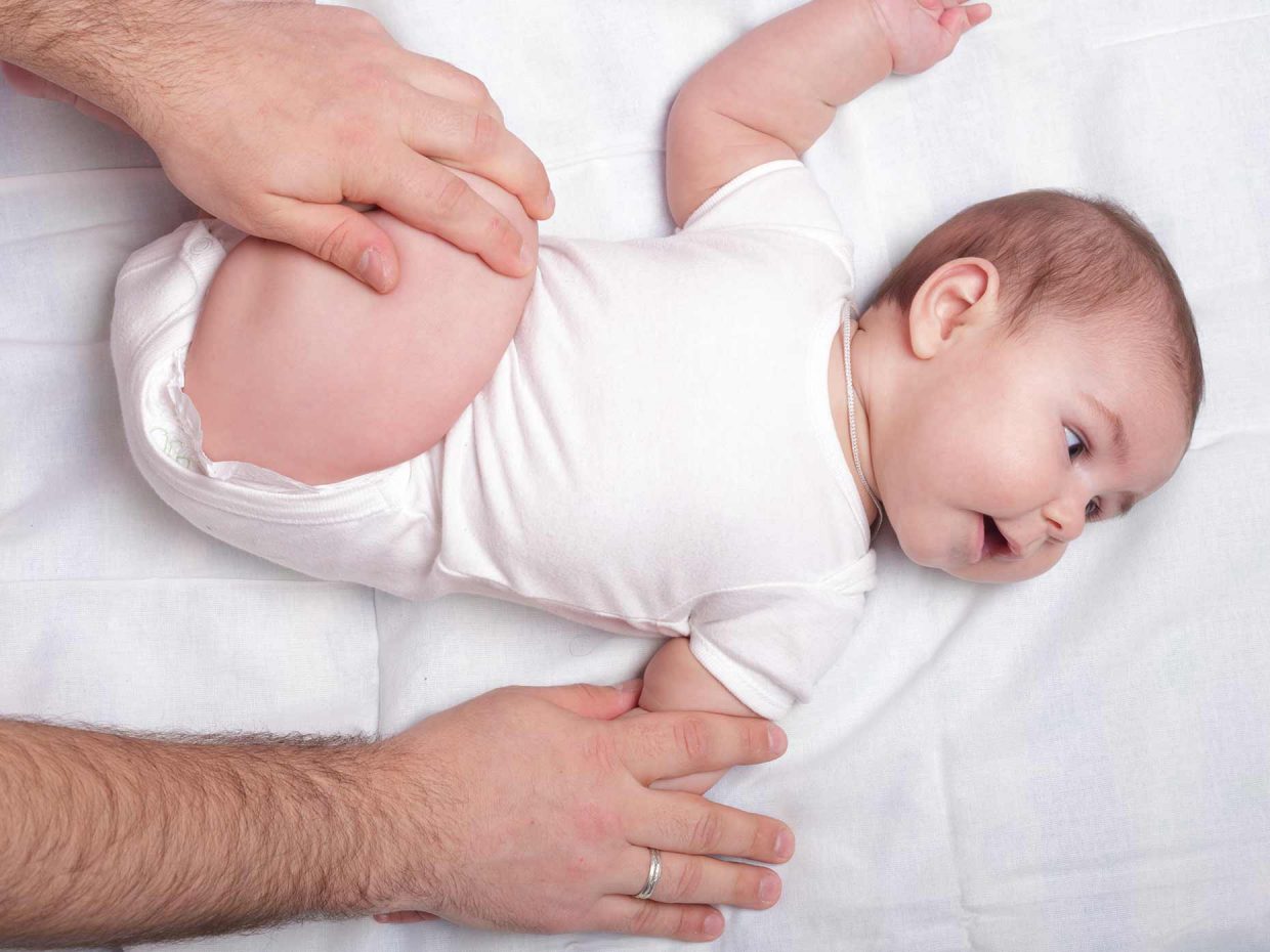esercizio per neonato disteso nel letto con anca displasica