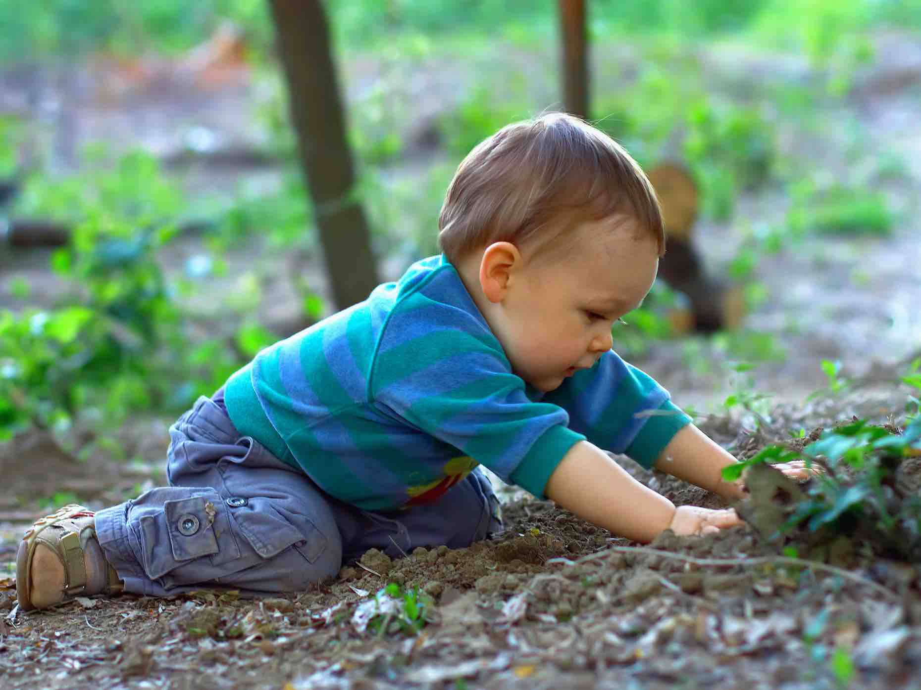 Ребенок земли фото. Почва для детей. Дети копаются в земле. Дети земли. Секретики для детей.