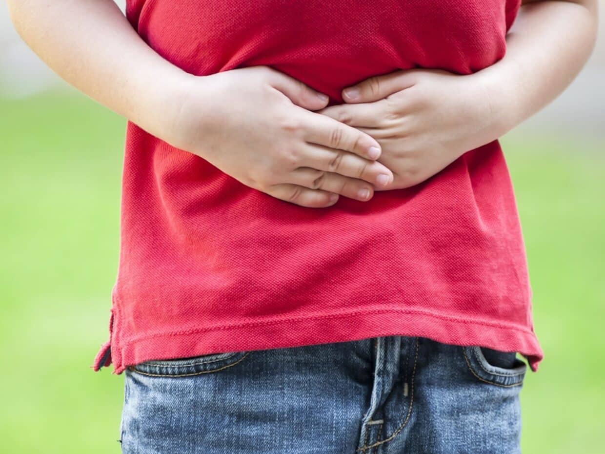 Bambino che si tocca la pancia: concetto di salute intestinale