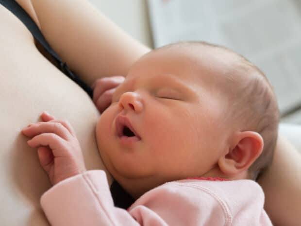 Come svegliare il neonato che dorme