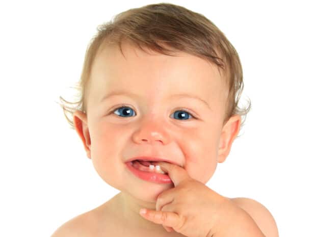Bambino con denti da latte