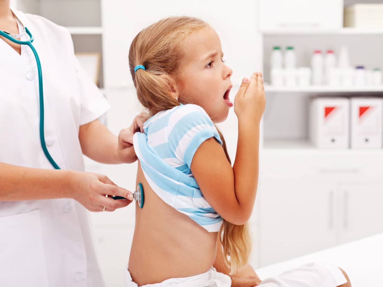 Visita dal pediatra per capire come far passare la tosse